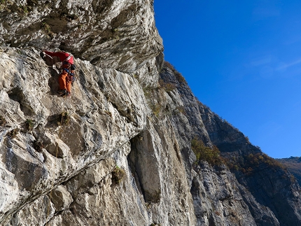 Gola del Limarò, Francesco Salvaterra - Via degli aspiranti, Gola del Limarò: Stefano Bianchi sulla fessura diagonale del terzo tiro.