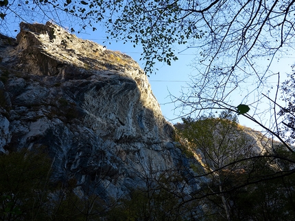 Gola del Limarò, Francesco Salvaterra - Via degli aspiranti, Gola del Limarò: la piramide Bondai dal sentiero di accesso