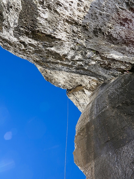 Gola del Limarò, Francesco Salvaterra - Via degli aspiranti, Gola del Limarò: lo strepitoso diedro strapiombante del quarto tiro.