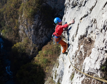 Gola del Limarò, Francesco Salvaterra - Via degli aspiranti, Gola del Limarò: rovesci in placca per il finale del 7° tiro.