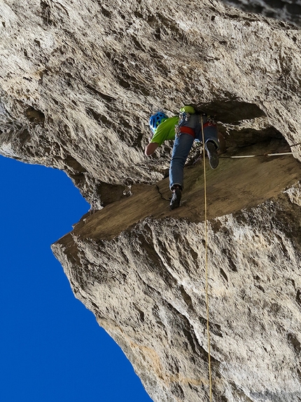 Gola del Limarò, Francesco Salvaterra - Via degli aspiranti, Gola del Limarò: un punto di riposo sul diedro chiave.