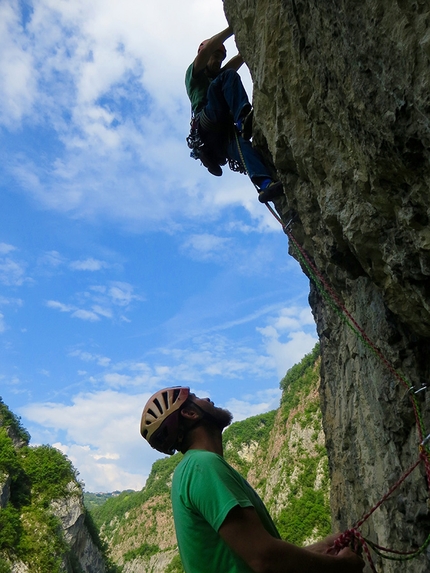 Gola del Limarò, Francesco Salvaterra - Apparire o scegliere d'essere, Gola del Limarò: Dellai e S. Angelini sul boulder iniziale del 4° tiro