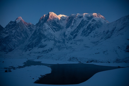 Annapurna III, David Lama, Hansjörg Auer, Alex Blümel - The Annapurna III massiv with the stunning south east ridge seen from Basecamp in early morning light.