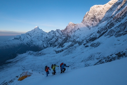 Annapurna III, David Lama, Hansjörg Auer, Alex Blümel - Hansjörg Auer, Alex Blümel and David Lama durante l'acclimatamento della cresta SE di Annapurna III in Nepal il 21 aprile 2016