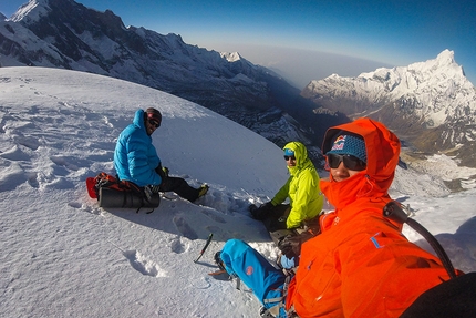 Annapurna III, David Lama, Hansjörg Auer, Alex Blümel - Hansjörg Auer, Alex Blümel and David Lama durante l'acclimatamento della cresta SE di Annapurna III in Nepal il 21 aprile 2016