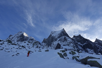 Pizzo Badile, Amore di Vetro, Marcel Schenk, Simon Gietl - Approaching the North Ridge, before the first ascent of 'Amore di Vetro', Pizzo Badile on 16/11/2016 