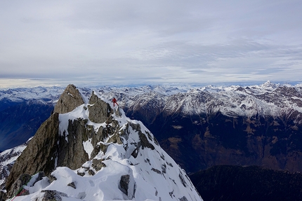 Pizzo Badile, Amore di Vetro, Marcel Schenk, Simon Gietl - During the first ascent of 'Amore di Vetro', Pizzo Badile on 16/11/2016 