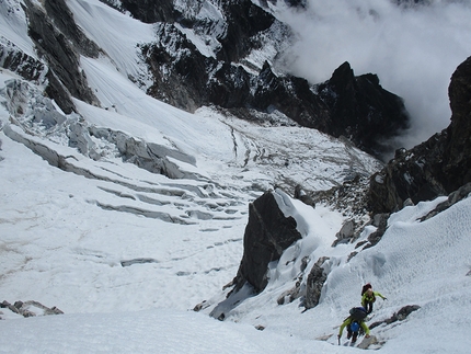 Nepal, Oriol Baró, Roger Cararach, Santi Padrós - 'Pilar Dudh Khunda', Karyolung (6511m): heading towards Camp 1
