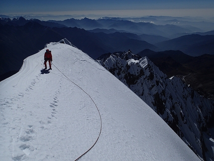 Nepal, Oriol Baró, Roger Cararach, Santi Padrós - 'Pilar Dudh Khunda', Karyolung (6511m): heading towards the summit