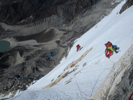 Nepal, Oriol Baró, Roger Cararach, Santi Padrós - 'Pilar Dudh Khunda', Karyolung (6511m): climbing on day 2