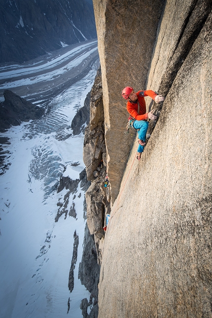 Mirror Wall, Groenlandia, Leo Houlding - Leo Houlding durante la prima salita di Reflections, (E6 6b, A3+, 1250m Leo Houlding, Joe Möhle, Matt Pickles, Matt Pycroft, Waldo Etherington, 2016) parete NO Mirror Wall, Groenlandia