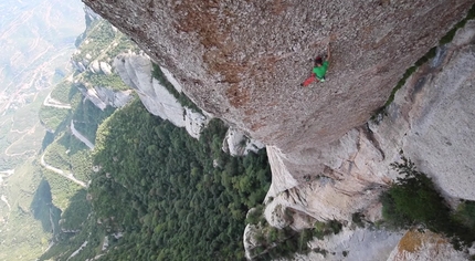 Edu Marin climbing Tarragó Plus at Montserrat