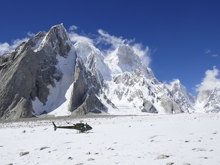 Thomas Huber - La ricerca in elicottero per gli alpinisti statunitense Kyle Dempster e Scott Adamson