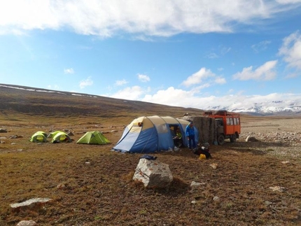 Kirghizistan, Peak Gronky, Alex Blümel, Max Reiss, Manuel Steiger, Lisi Steurer, Roman Weilguny, Michael Zwölfer - Campo Base nella Komorova valley