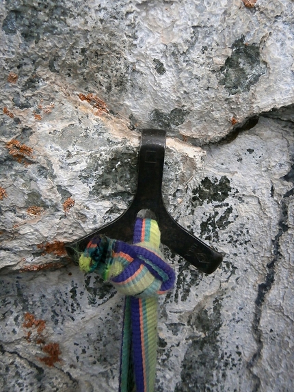 Jozef Kristoffy, Jastrabia veza, Slovacchia - Skyhook utilizzato da Jozef Kristoffy per l'apertura di 'Corona' a Jastrabia veza in Slovakia