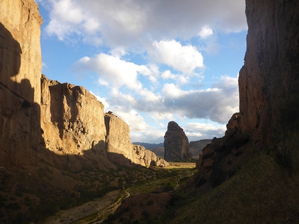 Alpinismo vagabondo, Patagonia, Giovanni Zaccaria, Alice Lazzaro - Alpinismo vagabondo: giorno 1 - la luce ci porta l'immagine nitida della pietra immaginata la notte prima