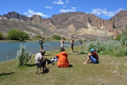 Alpinismo vagabondo, Patagonia, Giovanni Zaccaria, Alice Lazzaro - Alpinismo vagabondo: giorno 2 - passiamo le ore in riva al fiume tra mate, pesca e giochi circensi