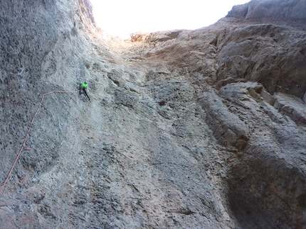 Alpinismo vagabondo, Patagonia, Giovanni Zaccaria, Alice Lazzaro - Alpinismo vagabondo: giorno 2 - Alice sulle stupende placche dei Giardini dell'Eden