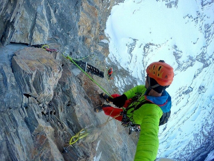 Eiger, Titanic, Tom Ballard, Marcin Tomaszewski - Marcin Tomaszewski durante l'apertura di 'Titanic', parete nord dell'Eiger (A3/M5/6b, 1800m, 7 giorni, 29/11/2016 - 06/12/2016) aperta insieme a Tom Ballard