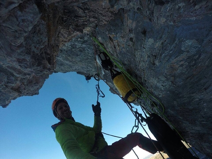 Eiger, Titanic, Tom Ballard, Marcin Tomaszewski - Durante l'apertura di 'Titanic', parete nord dell'Eiger (A3/M5/6b, 1800m, 7 giorni, 29/11/2016 - 06/12/2016 Tom Ballard, Marcin Tomaszewski)