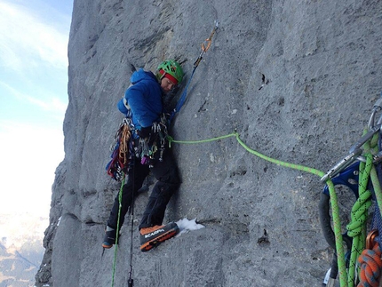 Eiger, Titanic, Tom Ballard, Marcin Tomaszewski - Tom Ballard durante l'apertura di 'Titanic', parete nord dell'Eiger (A3/M5/6b, 1800m, 7 giorni, 29/11/2016 - 06/12/2016) aperta insieme a Marcin Tomaszewski