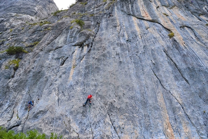 Malga Spora, Croz del Giovan, Dolomiti di Brenta - Lavori di chiodatura alla falesia Malga Spora - Croz del Giovan, Dolomiti di Brenta