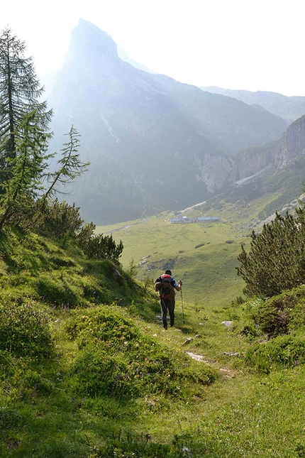 Malga Spora, Croz del Giovan, Dolomiti di Brenta - Ugo camminando direzione della Malga Spora, Dolomiti di Brenta (2013)