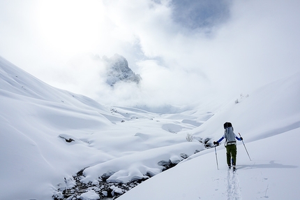 Dolomiti Georgiane, sci estremo, alpinismo, Wolfgang Hell, Aaron Durogati, Daniel Ladurner, Alessandro d’Emilia - Durante la spedizione 'The wild steep Chauki Dolomites - exploring- steep skiing- speedriding' nelle Dolomiti Georgiane