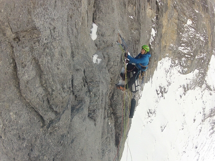 Eiger, Titanic, Tom Ballard, Marcin Tomaszewski - Durante l'apertura di 'Titanic', parete nord dell'Eiger (A3/M5/6b, 2000m, 7 giorni, 29/11/2016 - 06/12/2016 Tom Ballard, Marcin Tomaszewski)