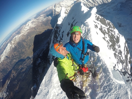 Eiger, Titanic, Tom Ballard, Marcin Tomaszewski - Tom Ballard e Marcin Tomaszewski in cima all'Eiger dopo la prima salita della loro nuova via 'Titanic', parete nord dell'Eiger (A3/M5/6b, 2000m, 7 giorni, 29/11/2016 - 06/12/2016)