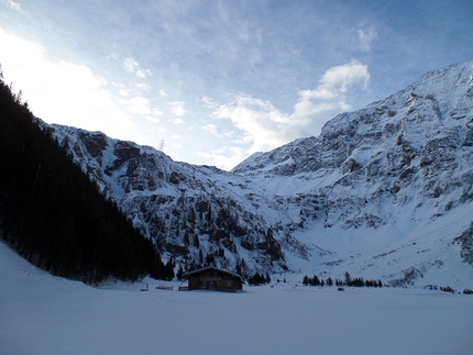 Hochbirghöhe, Vittorio Messini, Isidor Poppeller, Matthias Wurzer - Durante la prima salita di 'Mehr denn je Hintersee' (800m, M7+ WI6+, Vittorio Messini, Isidor Poppeller, Matthias Wurzer, 08/12/2016) Hochbirghöhe, Hoher Tauern, Austria 