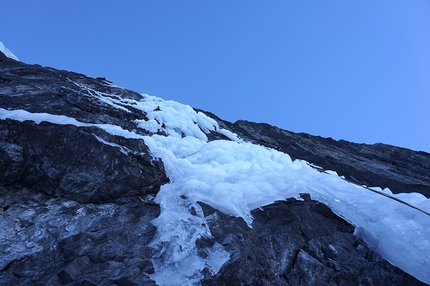 Pleishornwasserfall, Ortles, Daniel Ladurner, Johannes Lemayer - Johannes Lemayer durante la prima salita di Pleishornwasserfall, Ortles (260m, WI6, M7+, A1, Daniel Ladurner, Johannes Lemayer 13/12/2016)