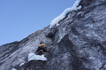 Pleishornwasserfall, Ortles, Daniel Ladurner, Johannes Lemayer - Johannes Lemayer durante la prima salita di Pleishornwasserfall, Ortles (260m, WI6, M7+, A1, Daniel Ladurner, Johannes Lemayer 13/12/2016)