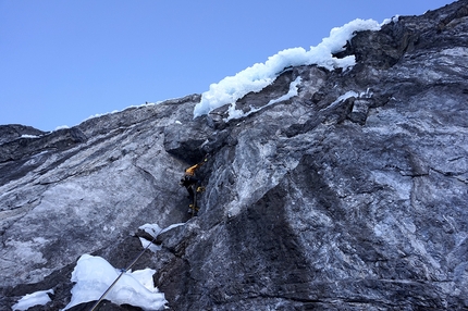 Pleishornwasserfall, Ortles, Daniel Ladurner, Johannes Lemayer - Johannes Lemayer durante la prima salita di Pleishornwasserfall, Ortles (260m, WI6, M7+, A1, Daniel Ladurner, Johannes Lemayer 13/12/2016)