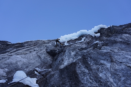 Pleishornwasserfall, Ortles, Daniel Ladurner, Johannes Lemayer - Johannes Lemayer durante la prima salita di Pleishornwasserfall, Ortles (260m, WI6, M7+, A1, Daniel Ladurner, Johannes Lemayer 13/12/2016)