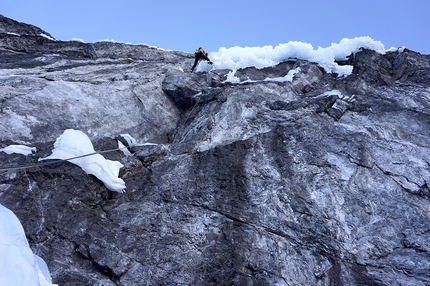 Pleishornwasserfall, Ortles, Daniel Ladurner, Johannes Lemayer - Johannes Lemayer durante la prima salita di Pleishornwasserfall, Ortles (260m, WI6, M7+, A1, Daniel Ladurner, Johannes Lemayer 13/12/2016)