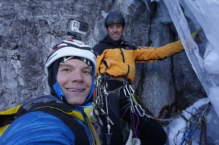 Pleishornwasserfall, Ortles, Daniel Ladurner, Johannes Lemayer - Daniel Ladurner e Johannes Lemayer durante la prima salita di Pleishornwasserfall, Ortles (260m, WI6, M7+, A1, 13/12/2016)