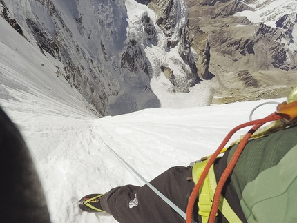 Gimmigela East, Hansjörg Auer, Alex Blümel, Nepal - Hansjörg Auer e Alex Blümel durante la prima salita della parete nord di Gimmigela East (7005m), Nepal (8-10/11/2016)