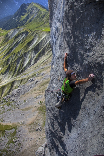 Hansjörg Auer vola con la libera su Vogelfrei 8b/8b, Schüsselkarspitze