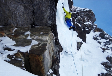 Moonwalk - Benedikt Purner high on Moonwalk, 1000m, WI6/M7, Zillertaler Alpen, Austria