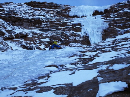 Moonwalk - Benedikt Purner si avvicina ai due tiri chiavi di Moonwalk, 1000m, WI6/M7, Zillertaler Alpen, Austria