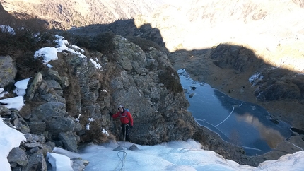 Valle di Trona, Val Gerola, Cristian Candiotto - Durante la salita di Vale (II/4+,5, 180m, Cristian Candiotto, Armando Ligari 18/12/2016), Valle di Trona