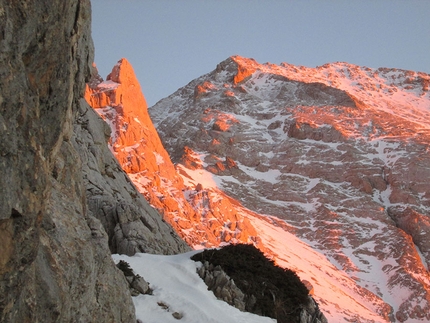 Primo sperone Ovest del Corno Piccolo (Gran Sasso) - La vetta occidentale ed il profilo del Campanile Livia all’ultimo sole