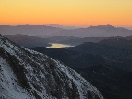 Primo sperone Ovest del Corno Piccolo (Gran Sasso) - Oltre il lago di Campotosto i paesi devastati dal terremoto 