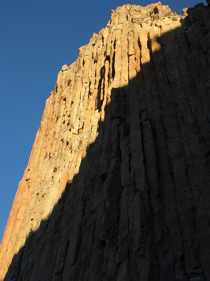 Alpinismo Vagabondo - Cerro Colorado (Patagonia cilena) - El Escudo al tramonto