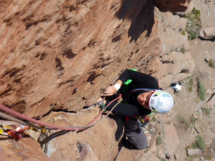 Alpinismo Vagabondo - Cerro Colorado (Patagonia cilena) - Alice Lazzaro su Blown Away, 200mt, 6c+