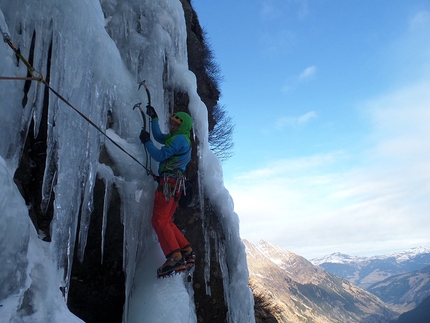 Hochbirghöhe, Alti Tauri, Vittorio Messini, Isidor Poppeller - Durante la prima salita di 'Pinzga Stier' (WI5, 1200m, Vittorio Messini, Isidor Poppeller 23/12/2016) Hochbirghöhe (2767m)