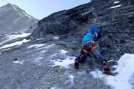 Pizzo Badile, Nordest Supercombo, Ines Papert, Luka Lindič - Luka Lindič durante la prima ripetizione della via 'Nordest Supercombo' sulla parete NE del Pizzo Badile, effettuata insieme a Ines Papert il 30/12/2016