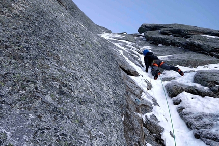 Pizzo Badile, Nordest Supercombo, Ines Papert, Luka Lindič - Luka Lindič durante la prima ripetizione della via 'Nordest Supercombo' sulla parete NE del Pizzo Badile, effettuata insieme a Ines Papert il 30/12/2016