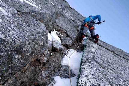 Pizzo Badile, Nordest Supercombo, Ines Papert, Luka Lindič - Luka Lindič durante la prima ripetizione della via 'Nordest Supercombo' sulla parete NE del Pizzo Badile, effettuata insieme a Ines Papert il 30/12/2016